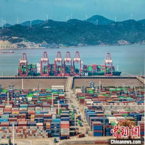 寧波舟山港作業(yè)場景。高雪峰 攝