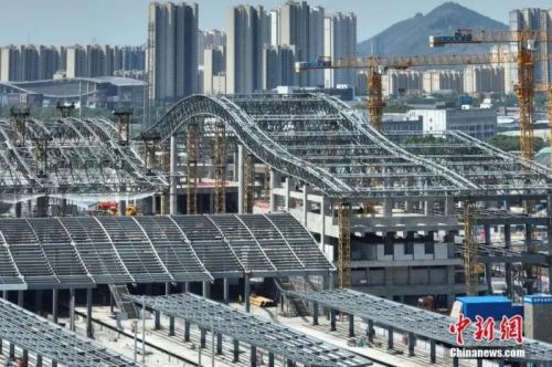 圖為航拍南沿江鐵路江陰站站房屋面鋼結(jié)構(gòu)桁架整體提升現(xiàn)場。(無人機照片) 中新社記者 泱波 攝